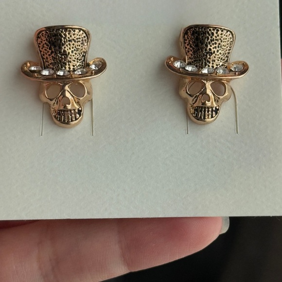 Elegant Gold Skull Earrings | Punk Style | Unisex 🔥 - Picture 3 of 6